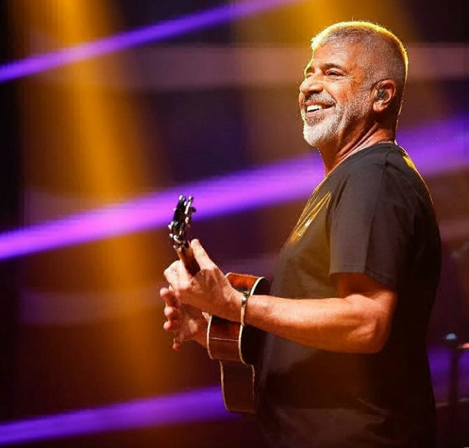 Lulu Santos lança música inédita e se declara para o namorado no <i>The Voice Brasil</i>