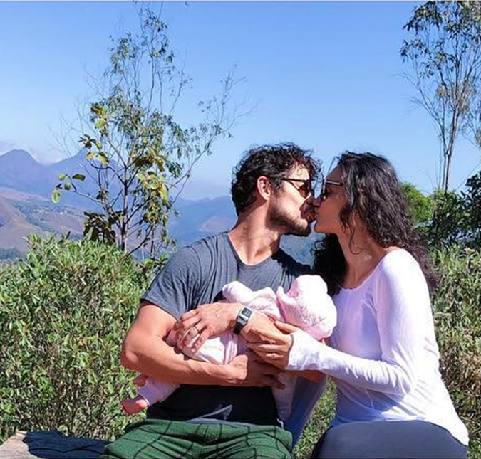 Com a filha nos braços, José Loreto aproveita Dia dos Pais em trilha ao lado de Débora Nascimento