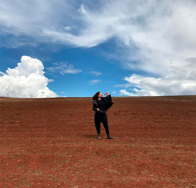 Bruna Linzmeyer comemora chegada da namorada no Peru: <i>Meu amor chegou</i>