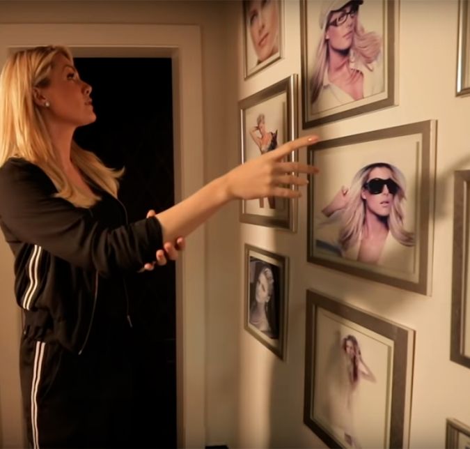 A apresentadora criou regras para sua boate particular, e uma das regras é: -Entrou aqui não pode trazer celular, não pode fotografar, não pode filmar e não pode postar. O que acontece aqui, fica aqui.