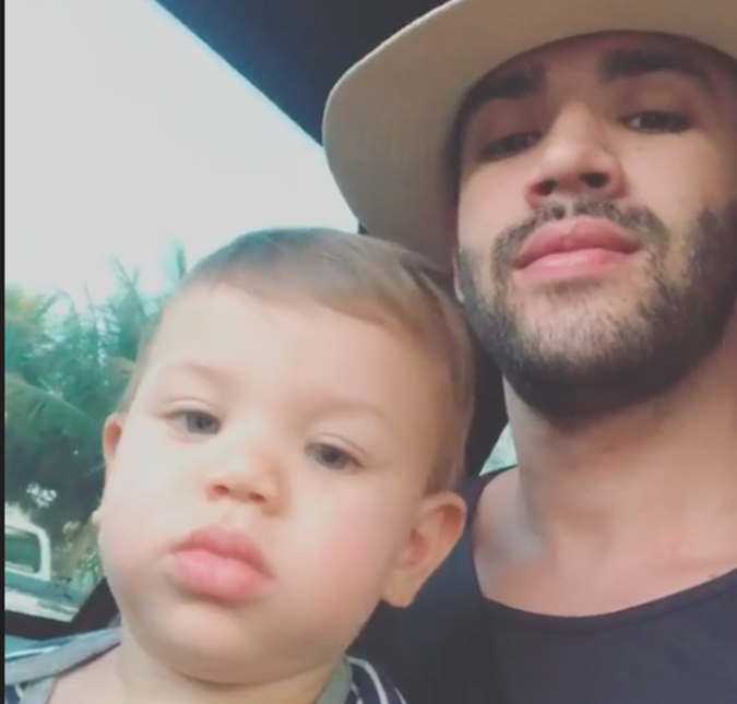Gusttavo Lima deixa filho de um ano segurar o volante de carro em movimento