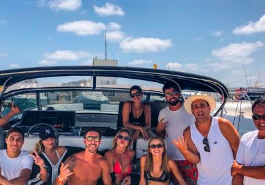 Em Ibiza, André Marques comemora três anos de namoro, diz jornal