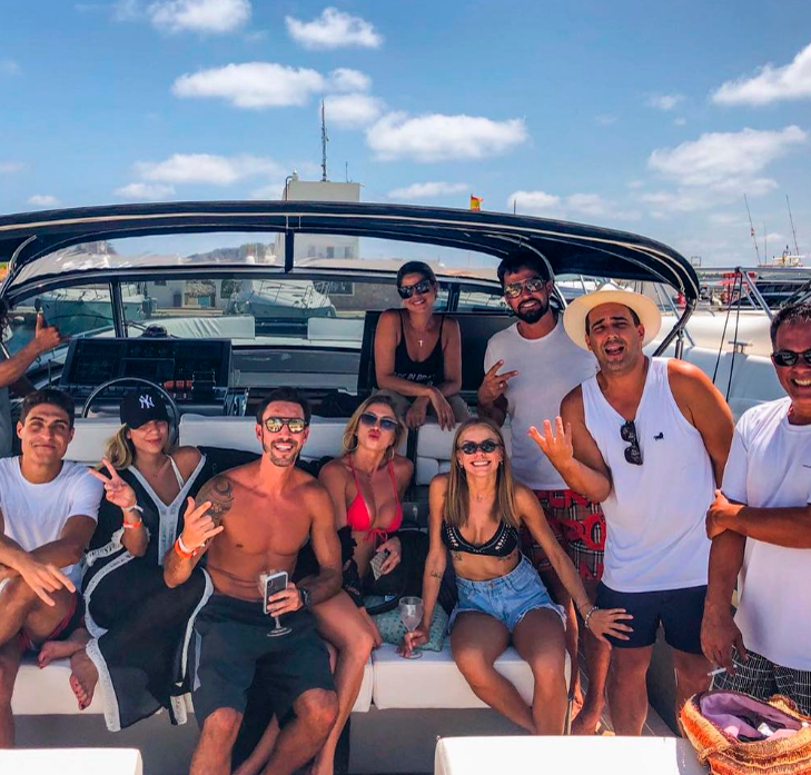 Em Ibiza, André Marques comemora três anos de namoro, diz jornal
