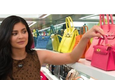 Ao mostrar <i>closet</i>, Kylie Jenner revela que filha de seis meses de idade ganhará bolsa que custa 100 mil reais