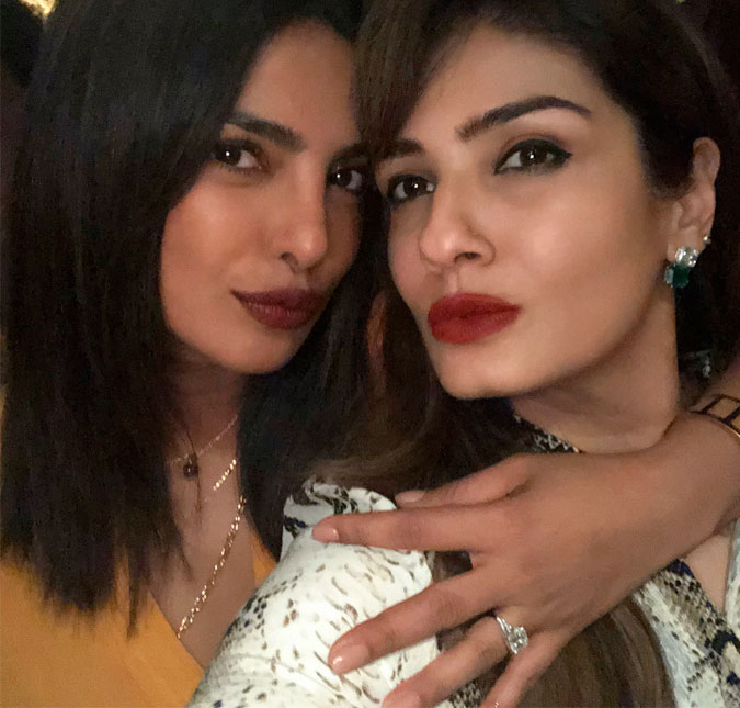 Priyanka Chopra aparece com anel de diamantes e aumenta rumores de noivado com Nick Jonas