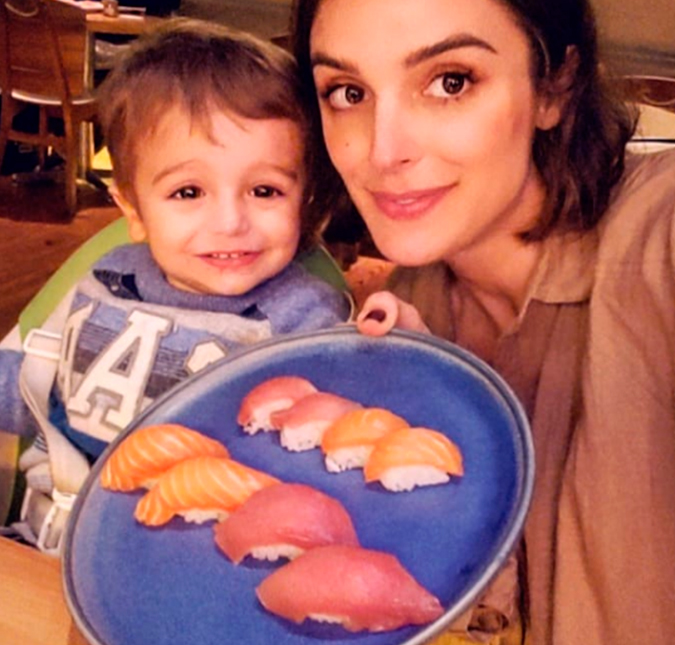 Rafa Brites gera polêmica ao publicar foto em que aparece dando <i>sushi</i> ao filho