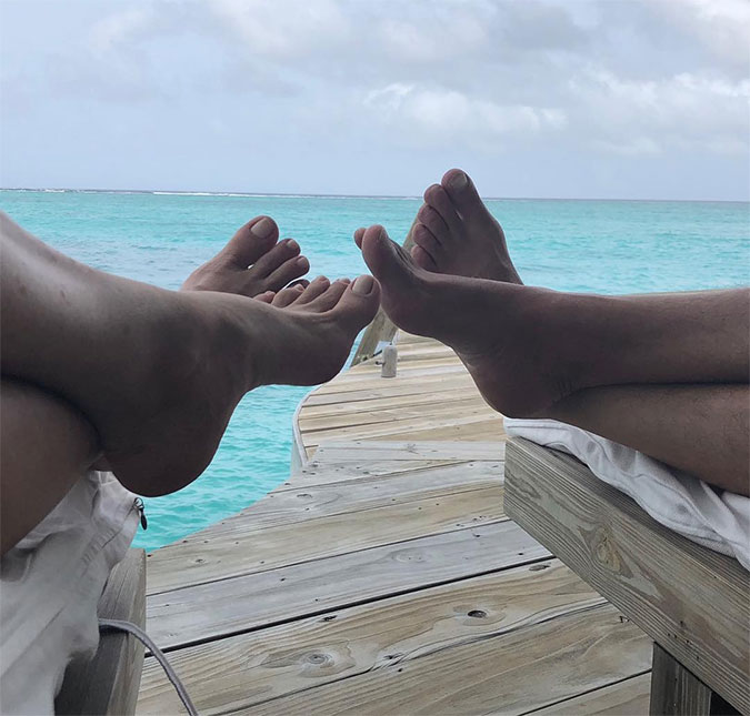Viajando com Junno Andrade, Xuxa indica que vem novidades por aí e fãs especulam: <i>Casório</i>