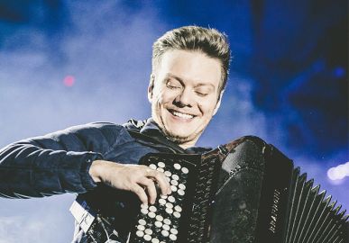 Michel Teló posta vídeo demolindo concreto e diverte fãs: <i>Queremos você só com a sanfona mesmo</i>