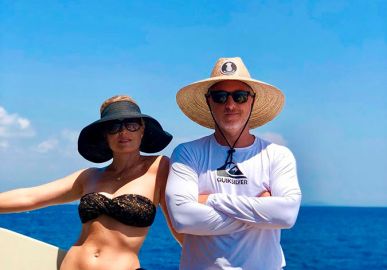 De biquíni, Angélica posta foto com Luciano Huck relembrando férias e mostra barriga chapada