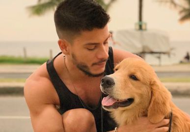 Arthur Aguiar revolta internautas ao explicar que piso da casa o fez doar cachorro: <i>Eu fui egoísta</i>