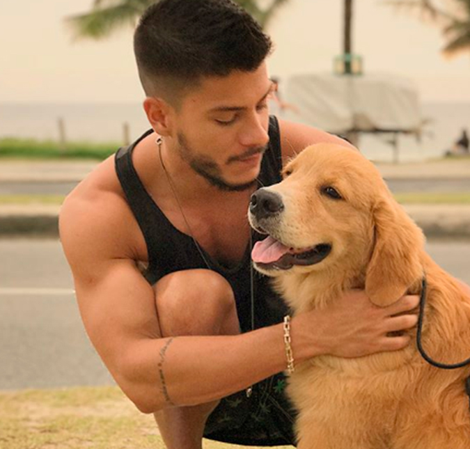 Arthur Aguiar revolta internautas ao explicar que piso da casa o fez doar cachorro: <i>Eu fui egoísta</i>