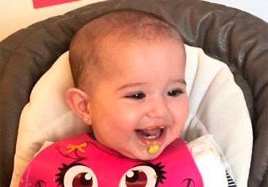 Filha de Mariana Weickert encanta ao comer abacate