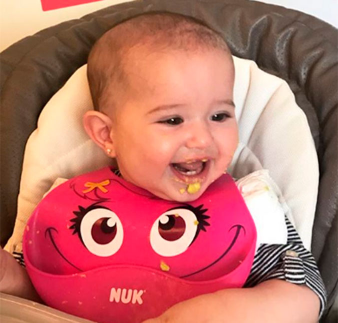 Filha de Mariana Weickert encanta ao comer abacate