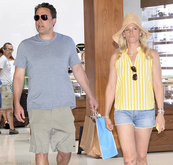 Ben Affleck é visto em encontro com modelo da <I>Playboy</i>, segundo <I>site</i>