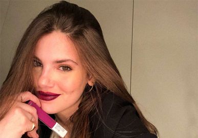 Ao fazer propaganda de produto, Camila Queiroz confunde fãs: <i>Pensei que era teste de gravidez</i>