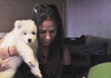 Adriane Galisteu apresenta novo integrante da família e filma reação do filho