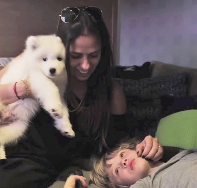 Adriane Galisteu apresenta novo integrante da família e filma reação do filho