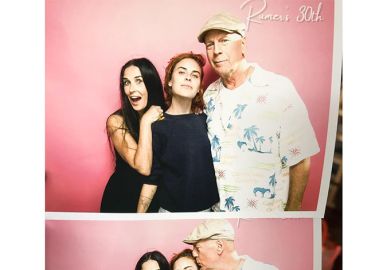 Demi Moore e Bruce Willis se reúnem em festa de aniversário da filha, confira a foto!