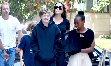 Em meio à briga judicial, Angelina Jolie se diverte com os filhos no cinema, veja as fotos