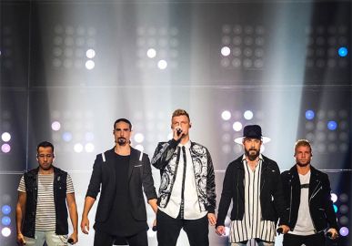 Estrutura desaba antes de <i>show</i> dos <i>Backstreet Boys</i> e ao menos 14 pessoas ficam feridas