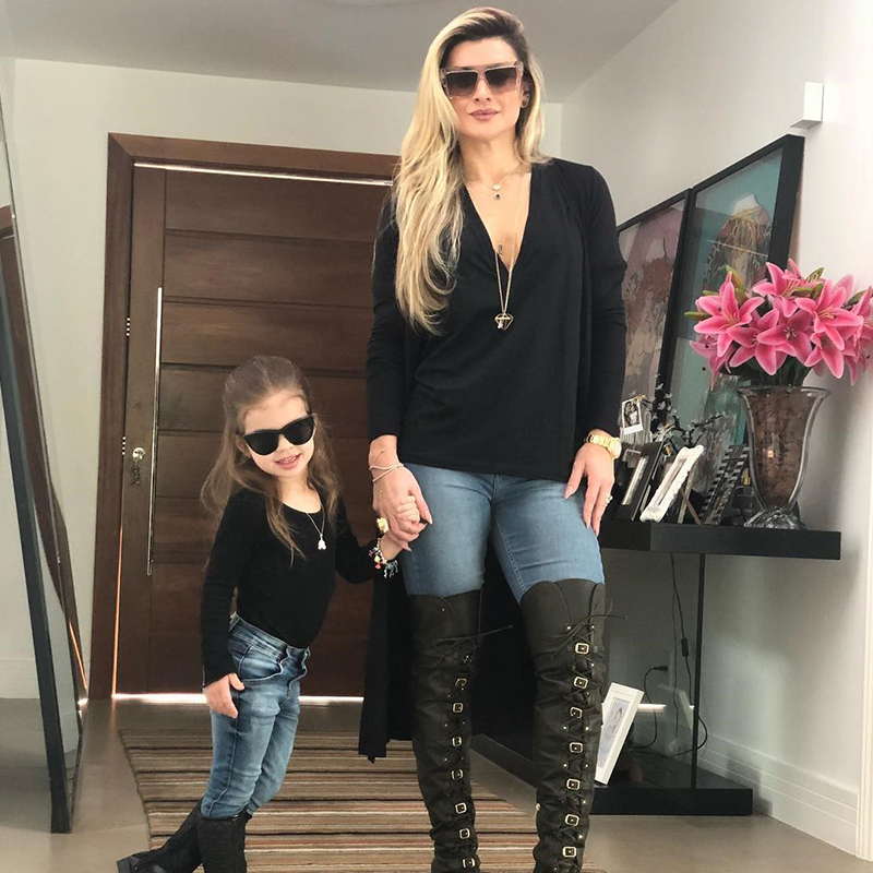 Mirella Santos combina <I>look</i> com a filha, Valentina, e esbanja fofura, confira!