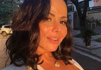 Após noitada, Viviane Araújo chega em casa de manhã e posta <i>selfie</i> mostrando o decotão, confira!