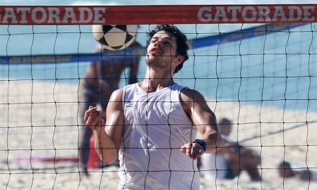 José Loreto é visto jogando vôlei de praia e prova que manda bem no esporte, confira!