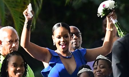 Rihanna é madrinha de casamento de amiga de infância, vibra com a união, mas foge do buquê; veja fotos!