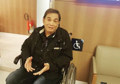 Em cadeira de rodas, Dedé Santana revela que deslocou o joelho