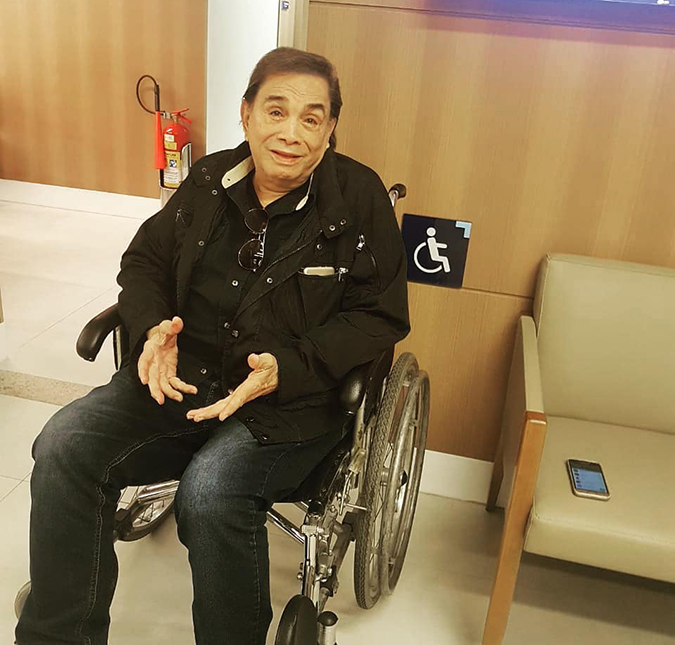Em cadeira de rodas, Dedé Santana revela que deslocou o joelho