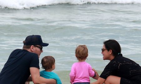 Michel Teló e Thais Fersoza brincam com Melinda e Teodoro na praia no Rio de Janeiro