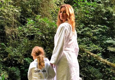 Filha de Gisele Bündchen acompanha mãe no trabalho e modelo se derrete: <i>A visita mais especial no set!</i>