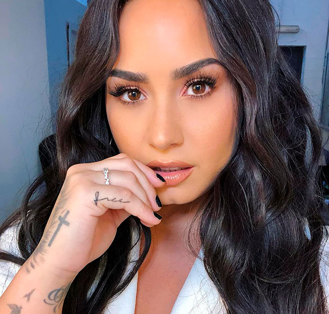 Mãe de Demi Lovato fala pela primeira vez sobre overdose e diz: <i>- Ela está feliz e saudável</i>