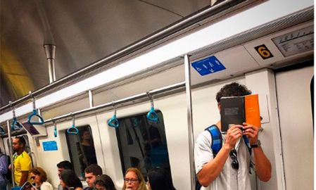 José Loreto posa no metrô e comete erro de português na legenda da foto