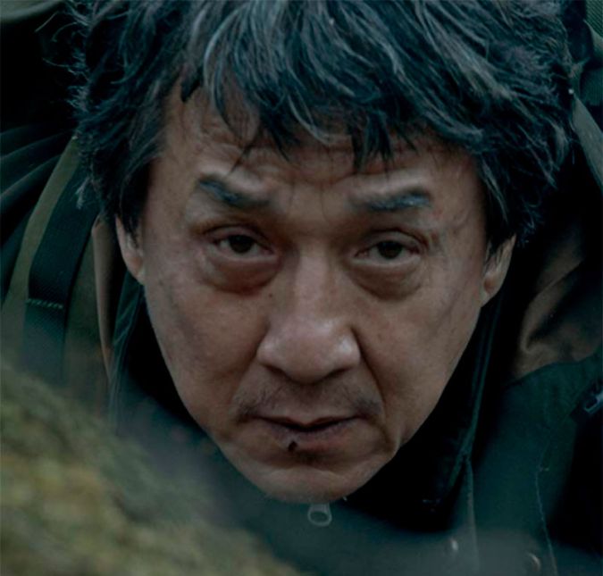 Jackie Chan passou por uma situação de vida e morte enquanto trabalhava no filme Project X. O astro, segundo informações do Daily, relatou na rede social Weibo, o equivalente ao Twitter, que seu trailer e os trailers de sua equipe ficaram presos durante um inundamento em um barranco de lama, durante uma chuva. Todos ficaram assustados, mas rapidamente caminhões maiores surgiram para o resgate. Uma das pessoas que ajudou a equipe contou que a van de Chan ficou completamente destruída após o incidente. Wang Li disse o seguinte: - A região é propensa a deslizamentos de terra. Assim que começa a chover inundações podem acontecer. Quando a equipe percebeu o que estava acontecendo, já era tarde demais, todos os caminhões estavam presos na inundação. De acordo com um vídeo divulgado, o acidente aconteceu em Ningxia, na China. Chan demonstrou agradecimento às pessoas que o ajudaram e já revelou que medidas de segurança foram reforçadas. Jackie Chan passou por uma situação de vida e morte enquanto trabalhava no filme Project X. O astro, segundo informações do Daily, relatou na rede social Weibo, o equivalente ao Twitter, que seu trailer e os trailers de sua equipe ficaram presos durante um inundamento em um barranco de lama, durante uma chuva. Todos ficaram assustados, mas rapidamente caminhões maiores surgiram para o resgate. Uma das pessoas que ajudou a equipe contou que a van de Chan ficou completamente destruída após o incidente. Wang Li disse o seguinte: - A região é propensa a deslizamentos de terra. Assim que começa a chover inundações podem acontecer. Quando a equipe percebeu o que estava acontecendo, já era tarde demais, todos os caminhões estavam presos na inundação. De acordo com um vídeo divulgado, o acidente aconteceu em Ningxia, na China. Chan demonstrou agradecimento às pessoas que o ajudaram e já revelou que medidas de segurança foram reforçadas.