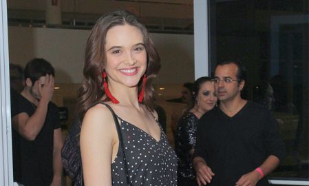 Juliana Paiva e Nicolas Prattes prestigiam peça de teatro, mas posam separados para os cliques