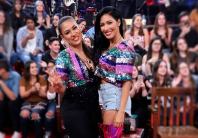 No <i>Altas Horas</i>, Simone e Simaria fazem pergunta sobre sexo oral e cirurgia íntima à Laura Muller