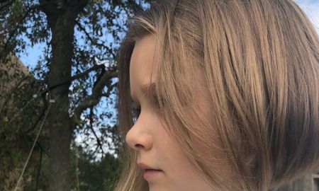 Harper Seven está seguindo os passos da mãe, Victoria Beckham, e adota o mesmo corte de cabelo. Confira outros momentos da pequena com a família!