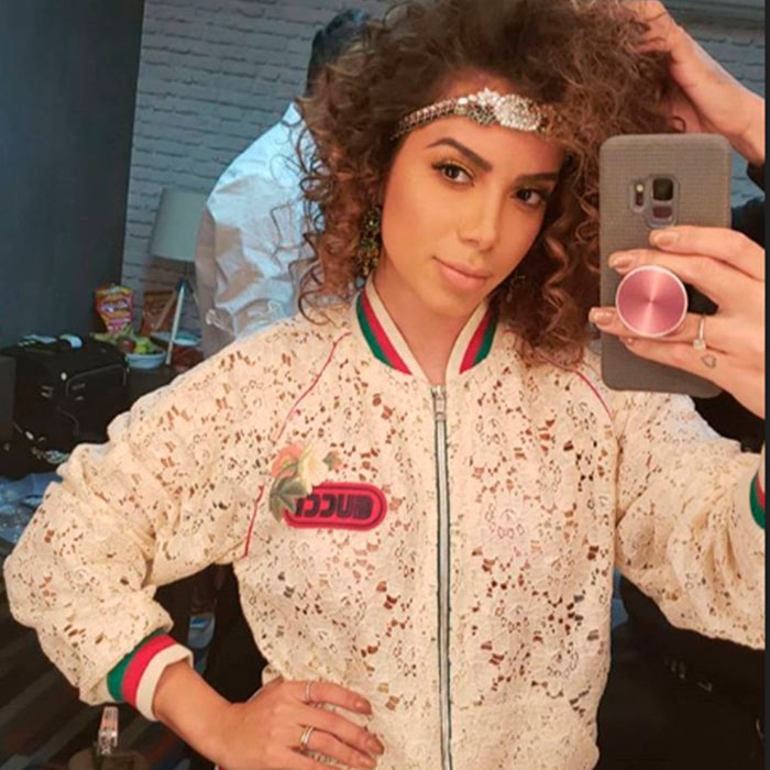 Anitta aparece com cachos e <I>look</i> de mais de 20 mil reais no <I>The Voice</i> México