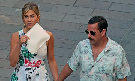 Novo casal? Jennifer Aniston e Adam Sandler são flagrados de mãos dadas
