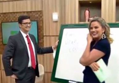 Apresentadora é pedida em namoro ao vivo e diz: <i>- Eu desencalhei, gente!</i>