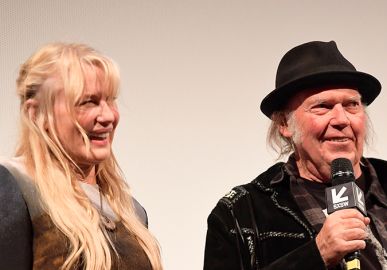 Daryl Hannah e Neil Young se casam em cerimônia discreta