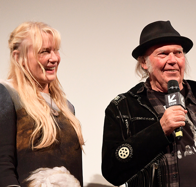 Daryl Hannah e Neil Young se casam em cerimônia discreta