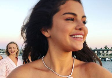 Selena Gomez desabafa sobre <i>haters</i> rebate estilista que a chamou de feia: <i> -Não é certo eu não ser aceita</i>