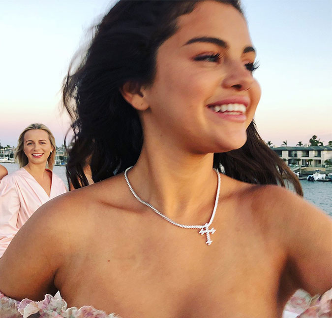 Selena Gomez desabafa sobre <i>haters</i> rebate estilista que a chamou de feia: <i> -Não é certo eu não ser aceita</i>