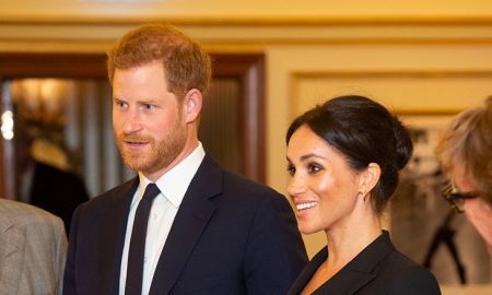 Meghan Markle usa vestido <I>smoking</i> em saída com príncipe Harry