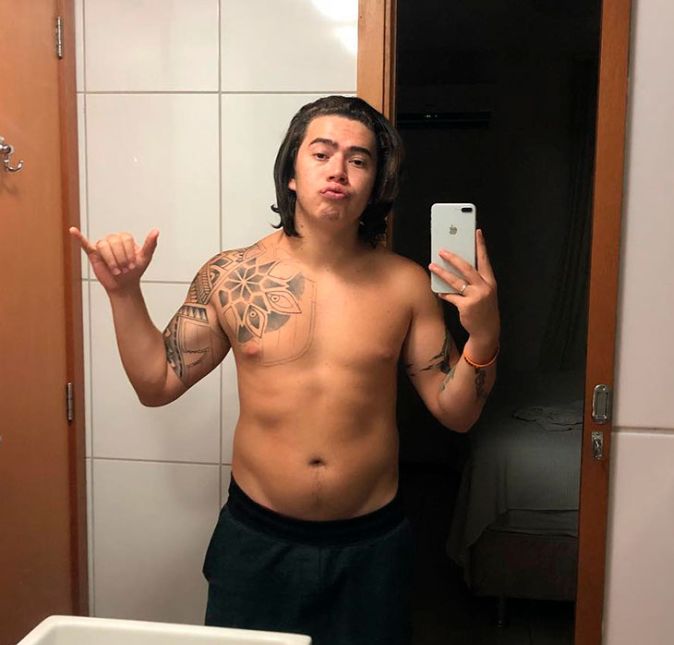 Ainda em julho do mesmo ano, ele postou uma selfie no espelho onde já parecia mais magro. Sobre dinheiro versus emagrecimento, o youtuber já declarou: É ÓBVIO que com dinheiro é fácil emagrecer, ASSIM COMO É MAIS FÁCIL ENGORDAR POR QUE VOCÊ PODE COMER QUALQUER COISA. Ainda em julho do mesmo ano, ele postou uma selfie no espelho onde já parecia mais magro. Sobre dinheiro versus emagrecimento, o youtuber já declarou: É ÓBVIO que com dinheiro é fácil emagrecer, ASSIM COMO É MAIS FÁCIL ENGORDAR POR QUE VOCÊ PODE COMER QUALQUER COISA.