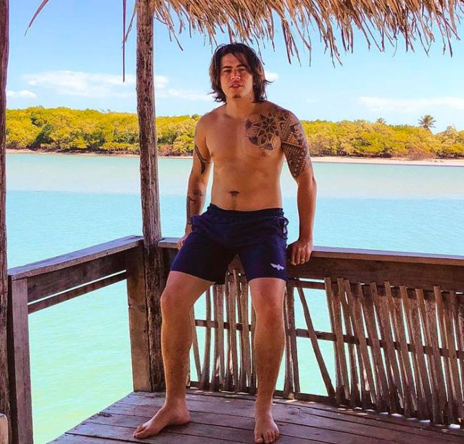 Ele já havia posado mais magro dias antes, mas foi o clique de antes e depois que chamou a atenção e vários internautas apontaram que ele estava sendo insensível em relação às pessoas que querem emagrecer e não conseguem, seja por questões físicas ou emocionais. Tem gente que não tem dinheiro pra pagar academia + suplementos + nutricionista esportivo + personal para acompanhar. Tem gente que não tem tempo e está preocupado em colocar comida na mesa. Mas pro Whindersson (que acabou de emagrecer) quem tá acima da peso está assim porque quer, comentou um. Nunes não deixou barato e rebateu: Acabei de emagrecer teu c*. Eu estou há dois anos tentando e desistindo, estria pra c*****o nas pernas de tanto efeito sanfona. Há seis meses que corro igual um imbecil todo dia de manhã e mudei minha alimentação. Há duas SEMANAS, eu comecei com personal amigo meu. Não quer, não atrapalha p***a, e continuou: Não é assim, fulano tem depressão, se fulano tem depressão então é ÓBVIO que no caso dele é um assunto delicado, é ÓBVIO que tem que tratar de outra maneira, ninguém aqui tá dizendo que TOOOOOOODO mundo não faz exercício por preguiça, mas que c*****o. Então quem quer (como eu quis) arruma um jeito, quem não quer (como eu muitas vezes não quis) arruma desculpa. Ele já havia posado mais magro dias antes, mas foi o clique de antes e depois que chamou a atenção e vários internautas apontaram que ele estava sendo insensível em relação às pessoas que querem emagrecer e não conseguem, seja por questões físicas ou emocionais. Tem gente que não tem dinheiro pra pagar academia + suplementos + nutricionista esportivo + personal para acompanhar. Tem gente que não tem tempo e está preocupado em colocar comida na mesa. Mas pro Whindersson (que acabou de emagrecer) quem tá acima da peso está assim porque quer, comentou um. Nunes não deixou barato e rebateu: Acabei de emagrecer teu c*. Eu estou há dois anos tentando e desistindo, estria pra c*****o nas pernas de tanto efeito sanfona. Há seis meses que corro igual um imbecil todo dia de manhã e mudei minha alimentação. Há duas SEMANAS, eu comecei com personal amigo meu. Não quer, não atrapalha p***a, e continuou: Não é assim, fulano tem depressão, se fulano tem depressão então é ÓBVIO que no caso dele é um assunto delicado, é ÓBVIO que tem que tratar de outra maneira, ninguém aqui tá dizendo que TOOOOOOODO mundo não faz exercício por preguiça, mas que c*****o. Então quem quer (como eu quis) arruma um jeito, quem não quer (como eu muitas vezes não quis) arruma desculpa.