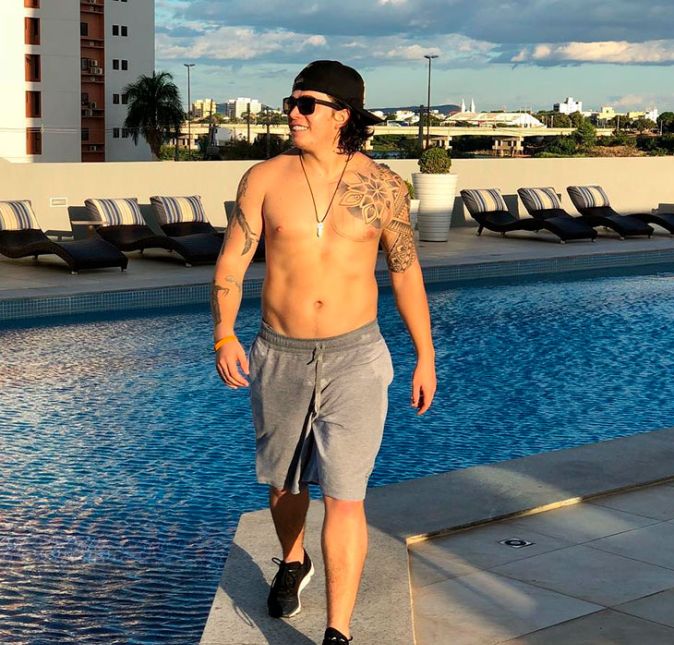 Pouco antes, em junho, Whindersson contou o porque entrou na onda de vida saudável: Fiz um exame e a doutora disse que eu tinha gordura no fígado que podia evoluir pra um câncer! O c* trancou que não passava nem sentimento. Comecei a correr TODOS OS DIAS há 43 dias. Cuidem da sua saúde, eu ia me arrombando, viu?! Pouco antes, em junho, Whindersson contou o porque entrou na onda de vida saudável: Fiz um exame e a doutora disse que eu tinha gordura no fígado que podia evoluir pra um câncer! O c* trancou que não passava nem sentimento. Comecei a correr TODOS OS DIAS há 43 dias. Cuidem da sua saúde, eu ia me arrombando, viu?!