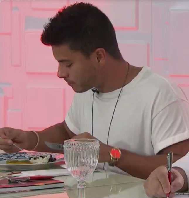 Quem se identifica? Arthur Aguiar raspa os pratos no <I>Super Chef</i> e vira piada na <I>web</i>